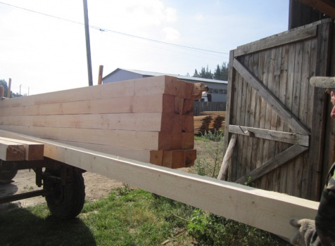 Погрузка бруса на построжку